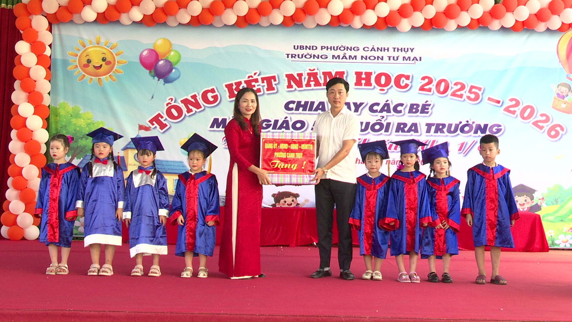 Đồng chí Bí thư Đảng ủy phường tặng quà thiếu nhi trường mầm non Tư Mại